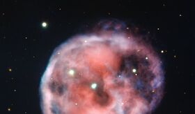 Brujas calaveras y fantasmas los monstruos que se esconden en el espacio Brujas calaveras y fantasmas los monstruos que se esconden en el espacio