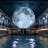 La luna encerrada en una piscina cubierta