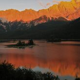 El lago Eib un espejo del atardecer en Alemania