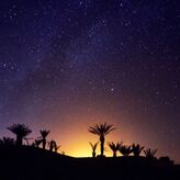 Dormir bajo las estrellas en el desierto del Sahara