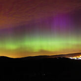 Nubes noctilucentes y auroras en la silenciosa isla de Coll