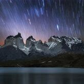 El cielo oscuro excepcional de Torres de Paine en el fin de Chile  