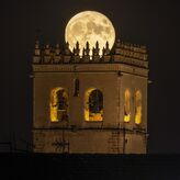Plena Moon llega a Badajoz para celebrar la Luna llena entre arte y estrellas 