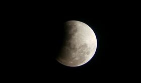 No te pierdas el eclipse parcial de Luna la madrugada del mircoles 