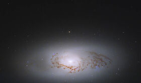 Hubble capta una rarsima galaxia lenticular en la constelacin de Leo 