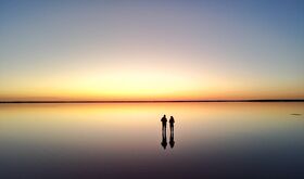 Djate deslumbrar por el reflejo del cielo australiano en el Lago Tyrrell 