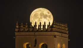 Plena Moon llega a Badajoz para celebrar la Luna llena entre arte y estrellas 
