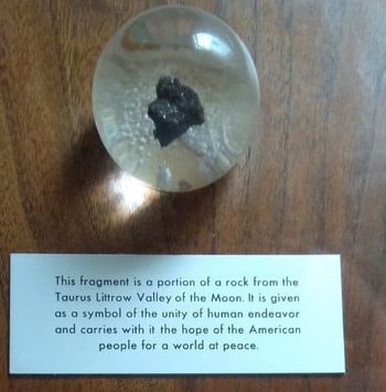 Una roca de la Luna en el Museo Geominero de Madrid