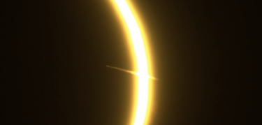 Un meteoro durante el eclipse El misterioso objeto captado en Espaa que lleg al APOD