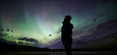 Estrellas auroras boreales y glaciares