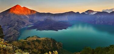 Monte Rinjani ver las estrellas desde un volcn activo de Indonesia