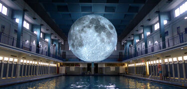 La luna encerrada en una piscina cubierta