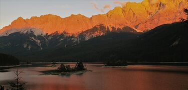 El lago Eib un espejo del atardecer en Alemania