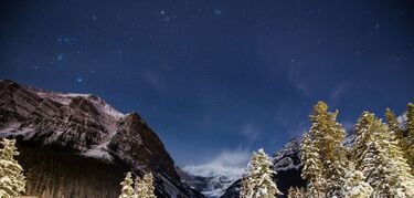 Las estrellas sobre las Montaas Rocosas de Canad