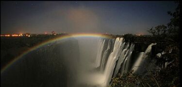 El Arcorirs lunar sobre las Cataratas Victoria