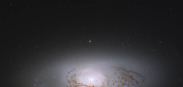 Hubble capta una rarsima galaxia lenticular en la constelacin de Leo 