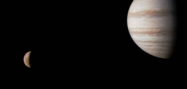 Retrato de planeta y luna La misin Juno capta a Jpiter y su luna Io juntos 