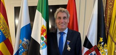 Jos Luis Quiones CEO de Entre Encinas y Estrellas recibe la Medalla al Mrito Civil