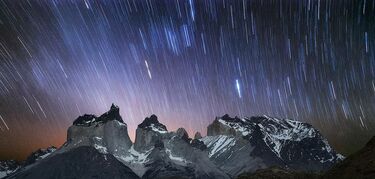 El cielo oscuro excepcional de Torres de Paine en el fin de Chile  