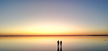 Djate deslumbrar por el reflejo del cielo australiano en el Lago Tyrrell 