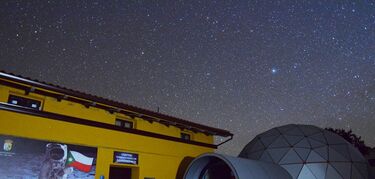 Cabaeros mira al cielo descubriendo las estrellas del Planetario de Alcoba