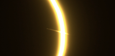 Un meteoro durante el eclipse El misterioso objeto captado en Espaa que lleg al APOD
