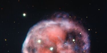 Brujas calaveras y fantasmas los monstruos que se esconden en el espacio