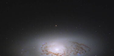 Hubble capta una rarsima galaxia lenticular en la constelacin de Leo 