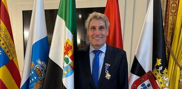 Jos Luis Quiones CEO de Entre Encinas y Estrellas recibe la Medalla al Mrito Civil