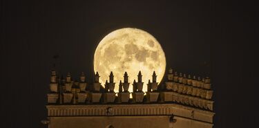 Plena Moon llega a Badajoz para celebrar la Luna llena entre arte y estrellas 