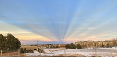 Rayos anticrepusculares el fenmeno que est sorprendiendo al otro lado del atardecer
