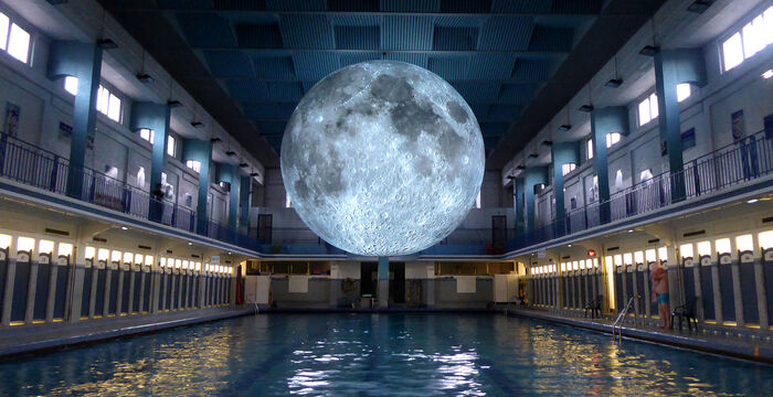 La luna encerrada en una piscina cubierta