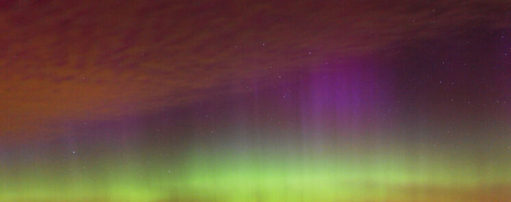 Nubes noctilucentes y auroras en la silenciosa isla de Coll