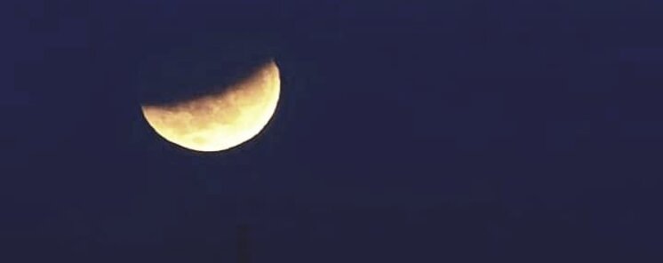 Las mejores imgenes de redes sociales del eclipse lunar parcial ms largo del siglo
