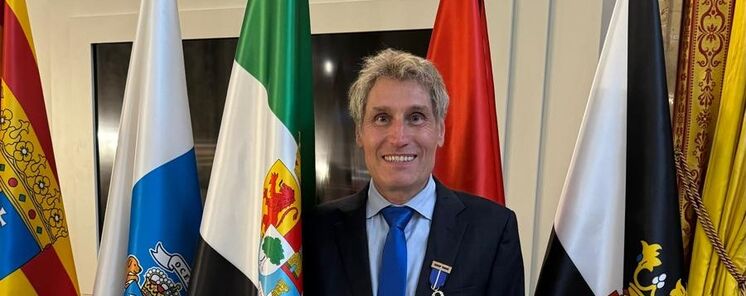 Jos Luis Quiones CEO de Entre Encinas y Estrellas recibe la Medalla al Mrito Civil