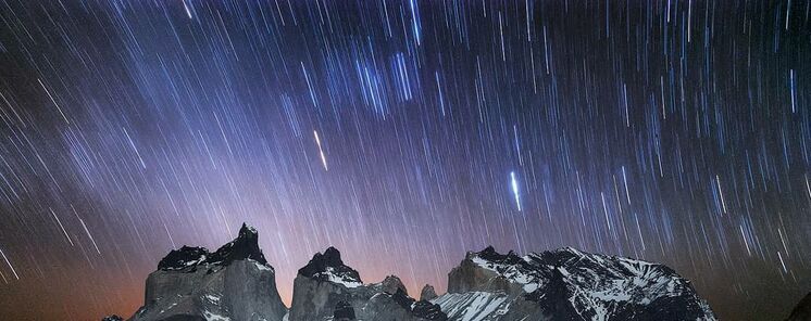 El cielo oscuro excepcional de Torres de Paine en el fin de Chile  