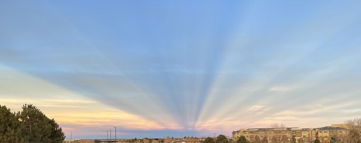 Rayos anticrepusculares el fenmeno que est sorprendiendo al otro lado del atardecer