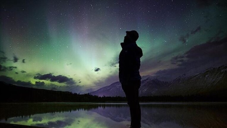 Estrellas auroras boreales y glaciares