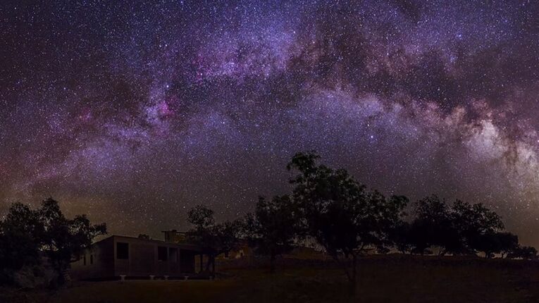 La belleza natural de Entre Encinas y Estrellas