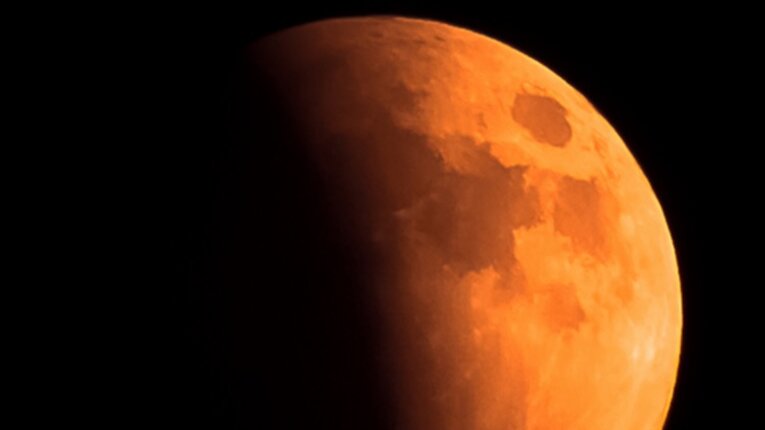 Enero se despide con una Superluna de Sangre Azul