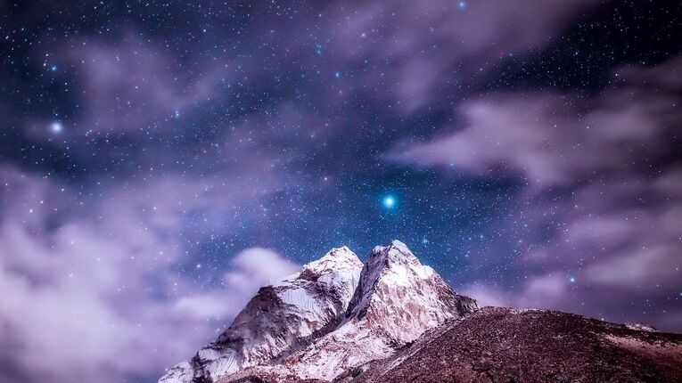 Montaas del mundo que tocan las estrellas