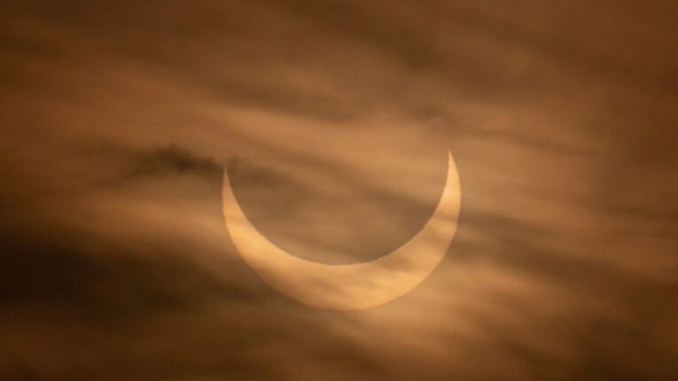 Las mejores imgenes en redes del eclipse solar del 10 de junio