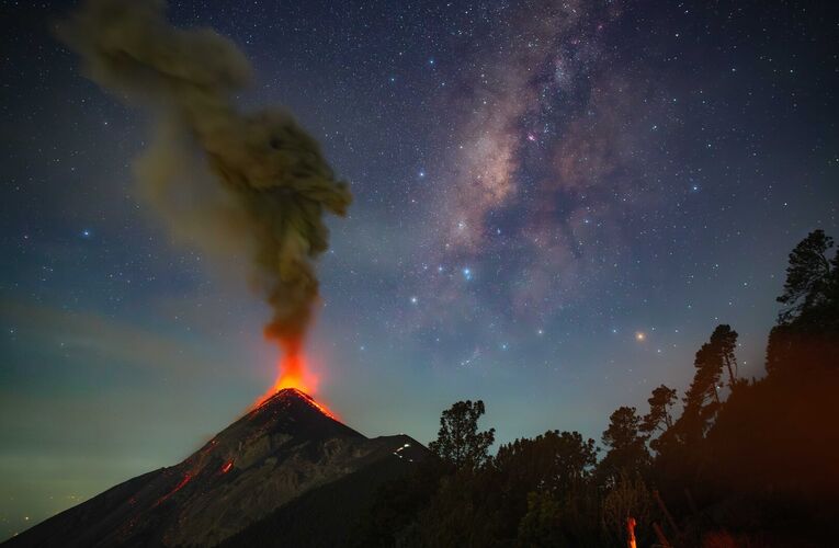 Volcanes bajo la Va Lctea siete paisajes donde la Tierra mira al cielo
