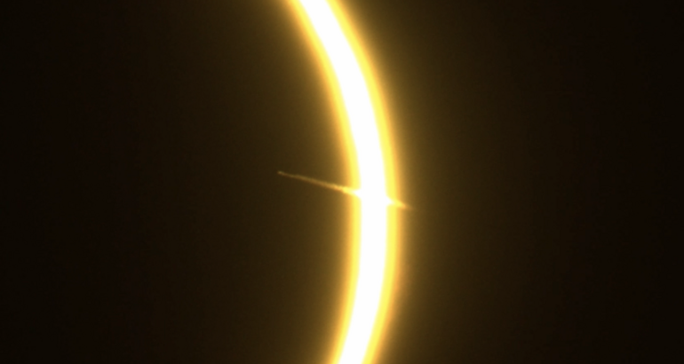Un meteoro durante el eclipse El misterioso objeto captado en Espaa que lleg al APOD