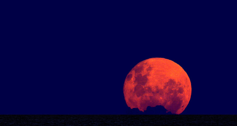 La espectacular Luna Roja de agosto