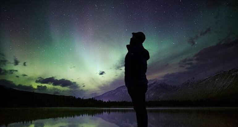 Estrellas auroras boreales y glaciares