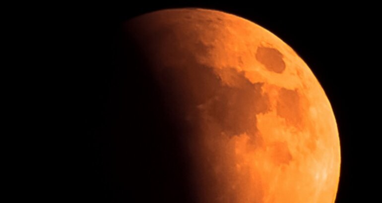 Enero se despide con una Superluna de Sangre Azul