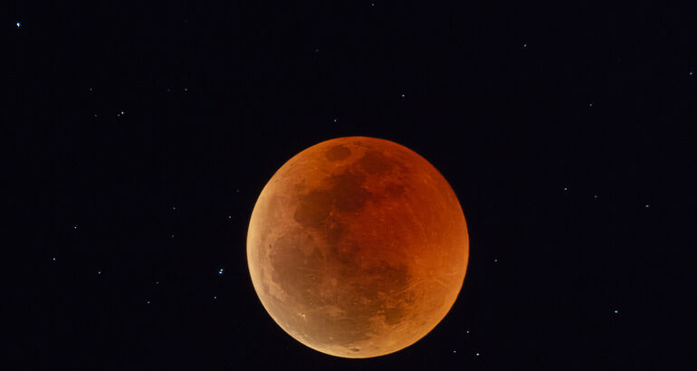 La Luna Roja desde Namibia