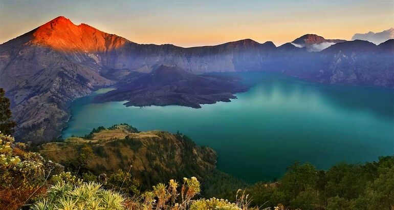 Monte Rinjani ver las estrellas desde un volcn activo de Indonesia