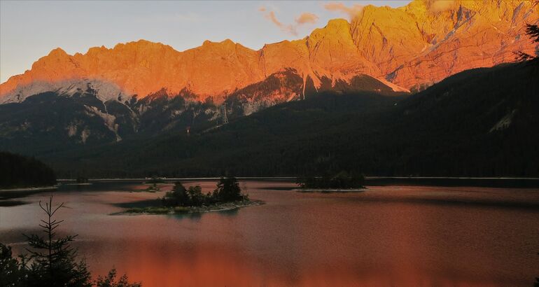 El lago Eib un espejo del atardecer en Alemania